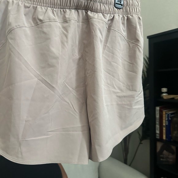 Women’s khaki color Under Armour shorts flex woven 5” - Picture 5 of 5